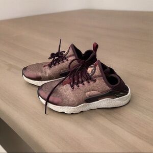 Nike women’s huarache ultra burgundy size 6
